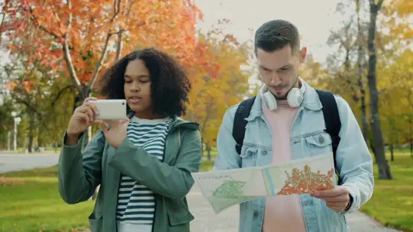 Ecran smartphone affichant la localisation GPS en temps reel d'un vehicule sur une carte